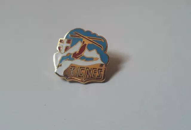 pin's station de ski de Tignes (EGF doré signé Alpes trophées) hauteur: 2,2 cm