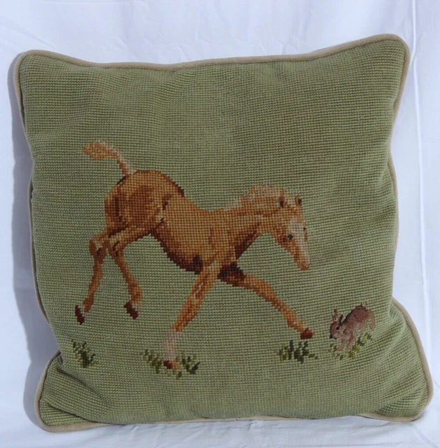 Almohada con aguja de colección tema caballo ecuestre con conejo