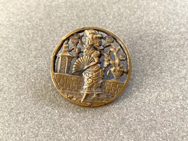 (XIXème) Bouton en Métal, Laiton - Femme à l'éventail - Vêtements Tissu Ancien