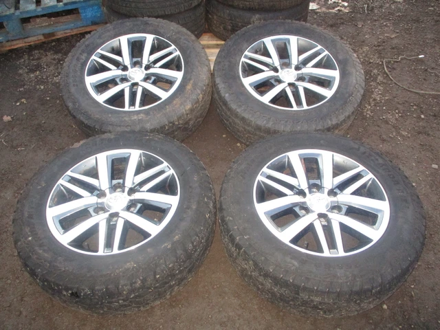 2017 MK8 Toyota Hilux Invincible 2.4 Diesel. Set di 4 ruote e pneumatici in lega