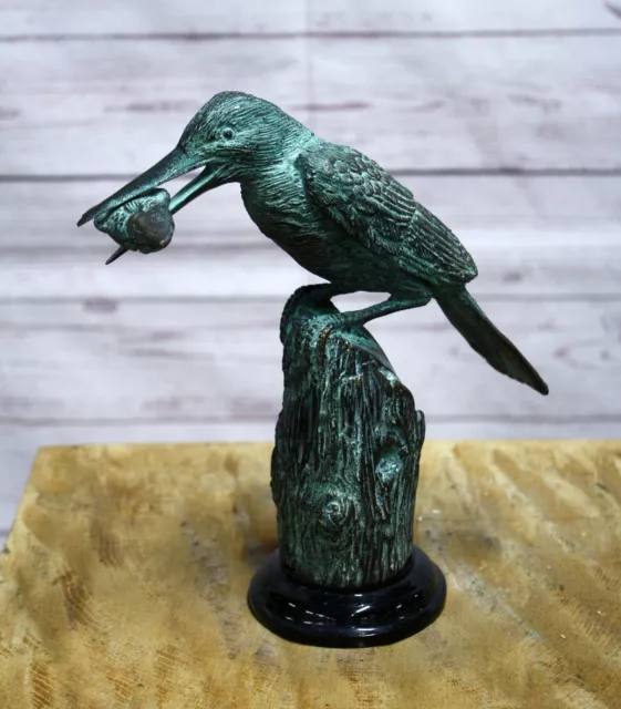 Bronzefigur Eisvogel mit Fisch Vogel Gartenskulptur Brunnenfigur Teichdekoration