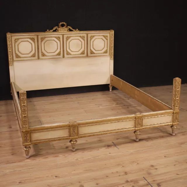 Grand lit double en bois peint doré style ancien Louis XVI années 1950