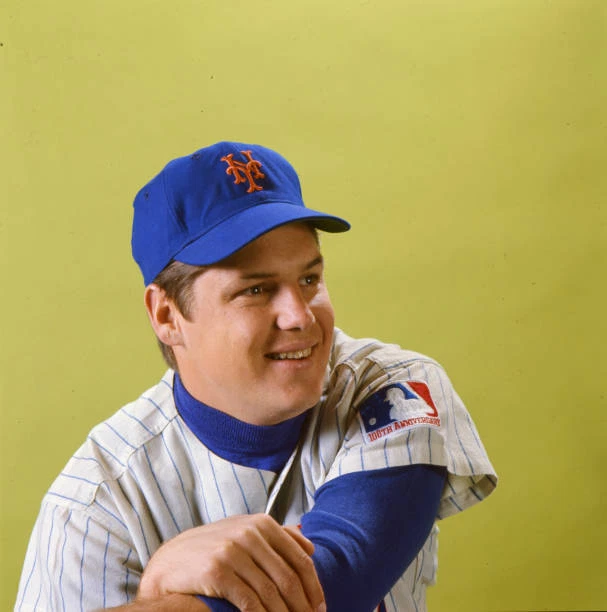 NEW YORK METS pitcher Tom Seaver posing during photo shoot USA 12 Old