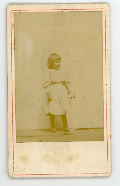 PHOTO photographie vintage CDV photographie anonyme, un enfant pose