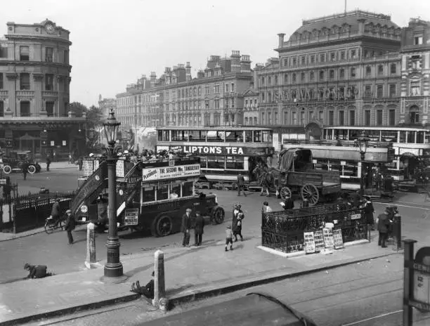 Traffic at the Elephant and Castle, London 1922 Old Photo