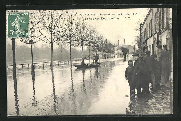 CPA Alfort, Inondations 1910, La Rue des Deux moulins, vue de la rue bei Übersc