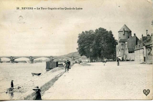 Carte Postale // Nevers // La Tour Goguin Et Les Quais De La Loire