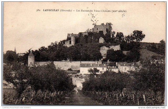 33 LANGOIRAN - ruines du chateau au dessus du village