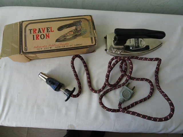 ANCIEN FER À repasser de voyage avec sa pochette collection décoration