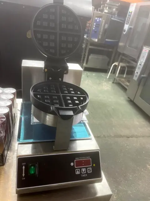 Commercial Single Belgian Waffle Maker 1000W - Teflon Coated