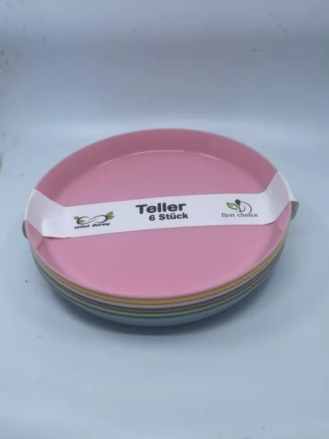 Ein Set mit 6 bunten Tellern für Kinder aus Kunststoff in verschiedenen Farben