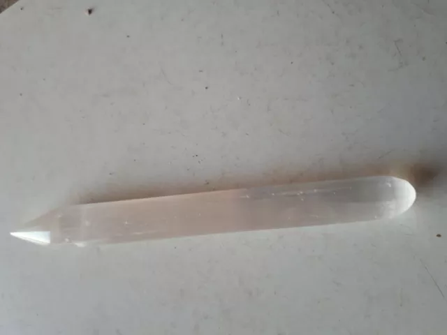 pierre mineraux baton pointu en selenite 67gr