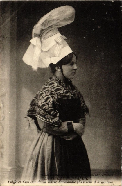 CPA La Vieille Normandie - Coiffe et Costume de la Bassw Normandie (435124)