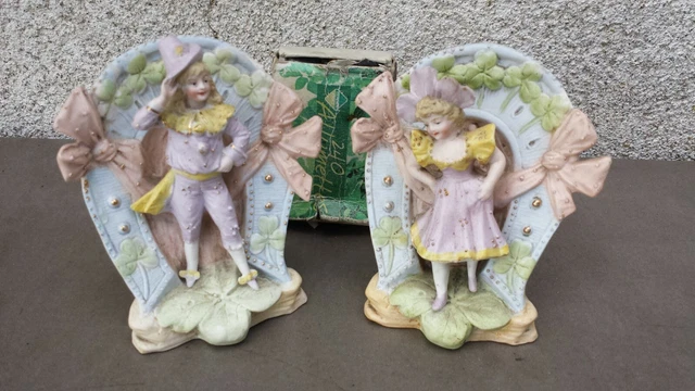 Ancienne superbe paire sujets romantiques en biscuit polychrome formant 2 vases