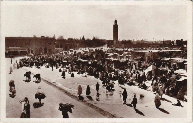 CPA AK MARRAKECH Place Djemaá-el fna et la Koutoubia (10563)