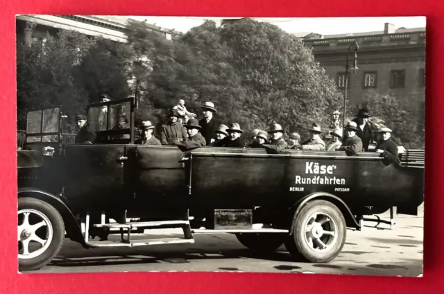 Foto AK BERLIN um 1930 Käse Rundfahrten Autobus mit Typen Fahrgäste  ( 104023