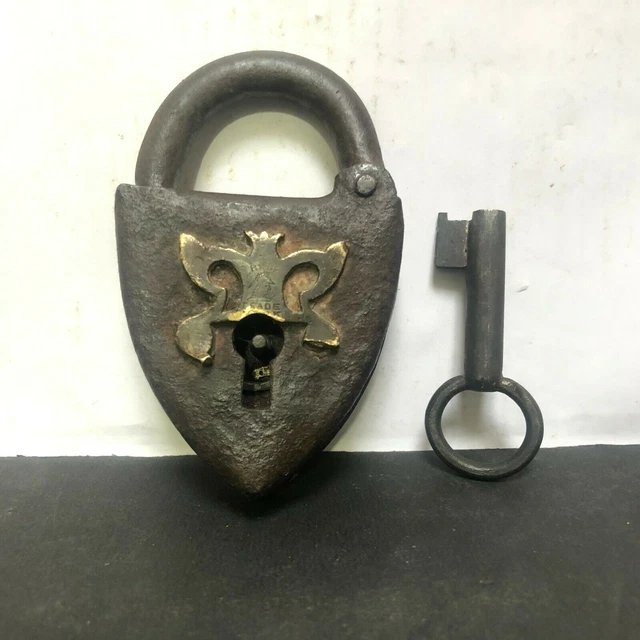 Ein Altes Vintage Vorhängeschloss Aus Messing Aus Massivem Eisen Mit...