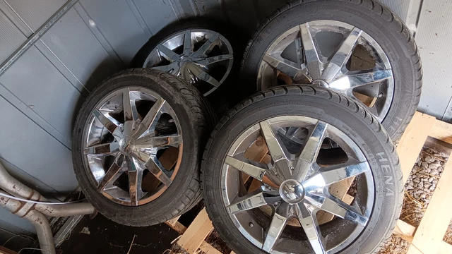841L210C1 Chrome KMC RIM W/  Center Cap & Screws 18" set WITH TIRES 225/50/ZR18