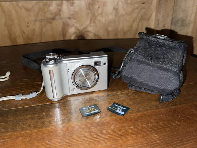 Fujifilm Finepix E Series E510 5.2MP Digital Camera - Silver TESTED W/Memory CCD