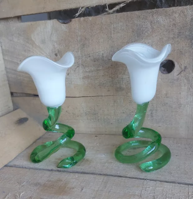 Jolie paire de bougeoirs en verre soufflé vert et blanc