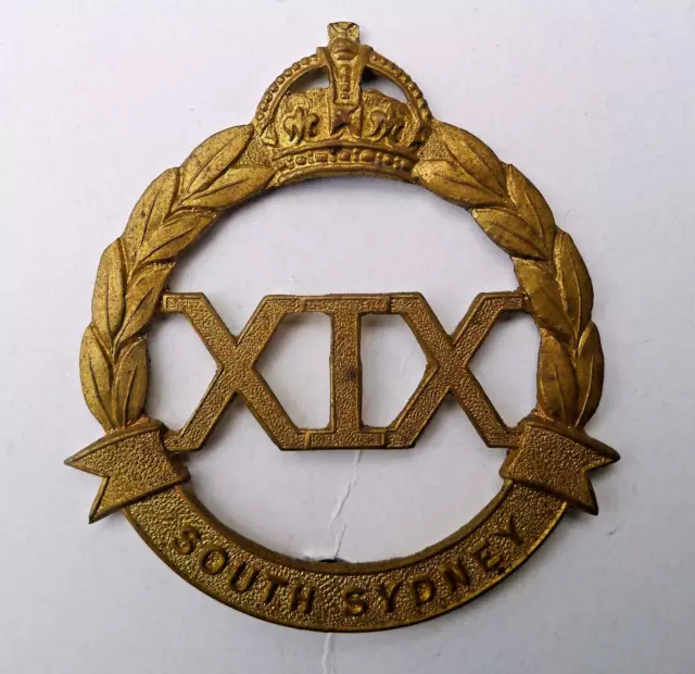 SLOUCH HAT BADGE 1930-42: 19 BN SOUTH SYDNEY by ANGUS & COOTE. GILT BRASS, LUGS.