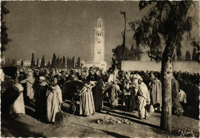 CPM Marrakesh- La Koutoubia vue du Souk aux herbes MAROC (880520)