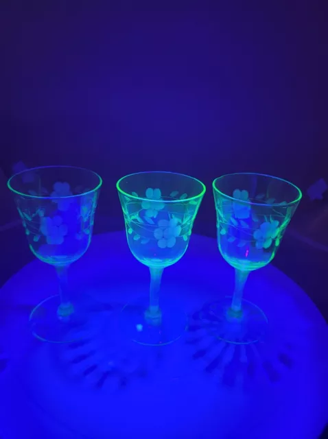 3 Green Depression Glass Etched Flower Cordial Glasses Uranium 4 1/2 "2.8oz