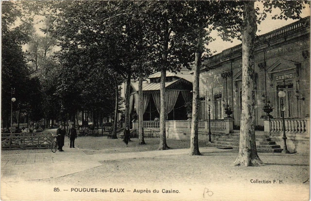 CPA POUGUES-les-EAUX - Aupres du Casino (456824)
