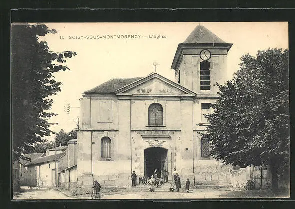 CPA Soisy-sous-Montmorency, L'Eglise, des passers-by vor l'Église