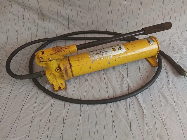 thumbnail image 2 of Enerpac P2282 Two-Speed Hydraulic Hand Pump – 40,000 PSI (2800 BAR) – New 2 of 6