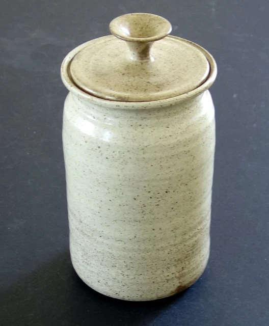 Plat Ornated Fait Main De Poterie D'isolement Sur Le Blanc Photo stock
