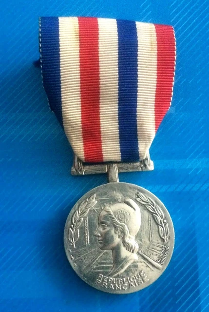 Médaille SNCF Fraternité Des Chemins De Fer 1926 – Édition La Petite Gironde, Insigne Vintage France