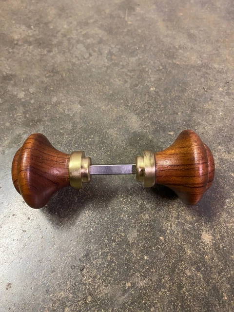 Ancienne Ferrure De Porte Rouillée Avec Grande Serrure Sur Porte En Bois Image397633023
