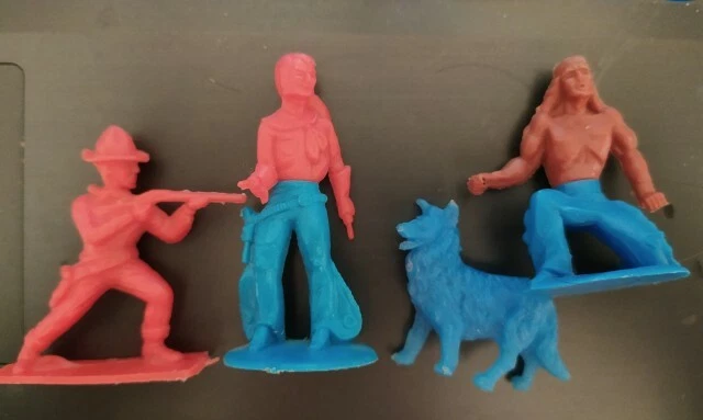 Lot de 4 personnages en plastique rouge et bleu années 60 indien, cowboy, chien