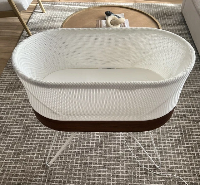 Happiest Baby Snoo Smart Sleeper Bassinet with Free (3)Sheets and (8)Swaddles!