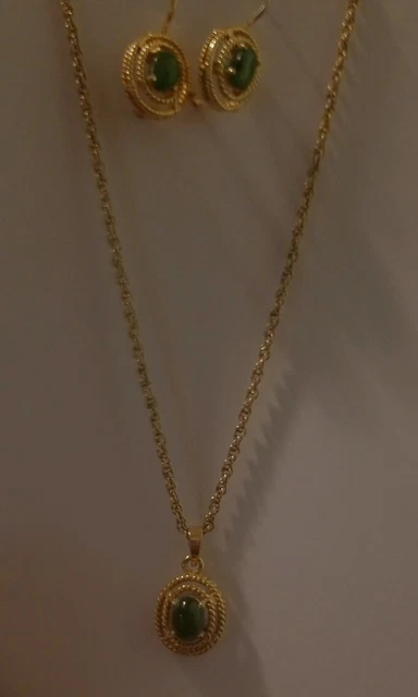 Jade Signed OS Designer Necklace And Earring Set