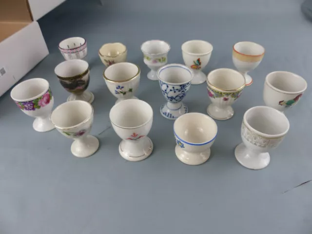 Lot de 15 coquetiers anciens vintage en porcelaine et faïence , parfait état , E