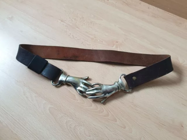 Ceinture vintage femme mains