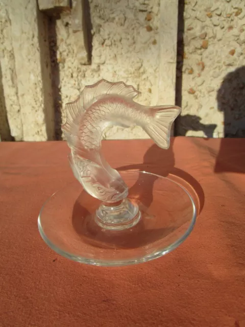 BAGUIER AU POISSON EPOQUE 20EME EN CRISTAL par "LALIQUE"