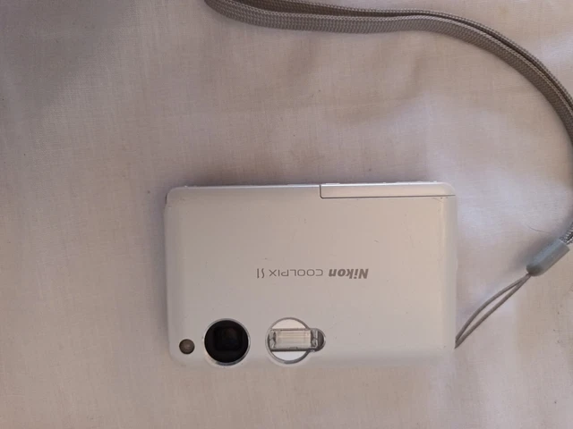 Nikon COOLPIX S1 5.1MP Digital Camera - Silver.