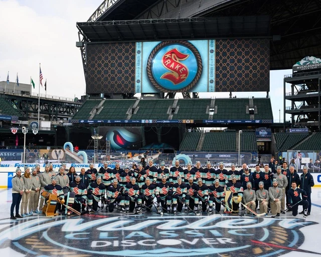 SEATTLE KRAKEN 2024 NHL Winter Classic Team Photo , 8x10 Color Photo