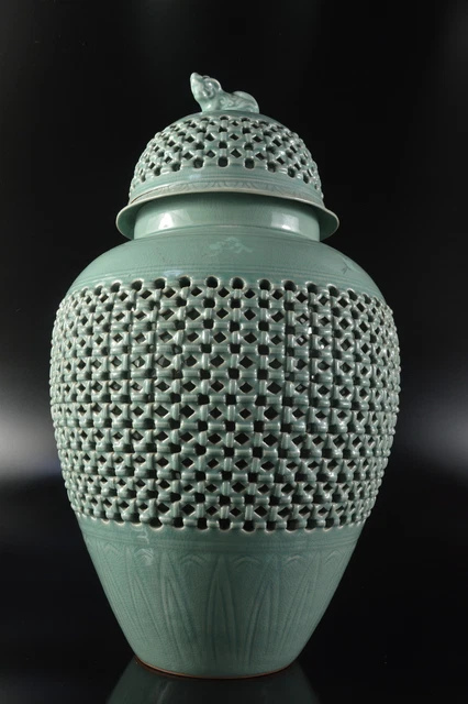 D709: XF Korean Goryeo celadon Lion pattern POT/vase with a lid, auto
