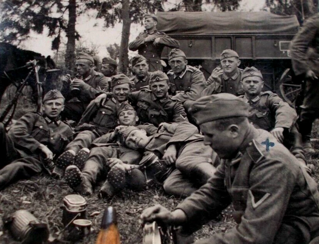 Foto Soldaten Stiefel Pause etc. INTERESSANT