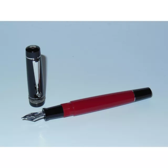 Stylo plume mince Delta Dolcevita neuf dans son emballage d'origine rouge/argent sterling or 14 carats M neuf dans sa boîte Italie