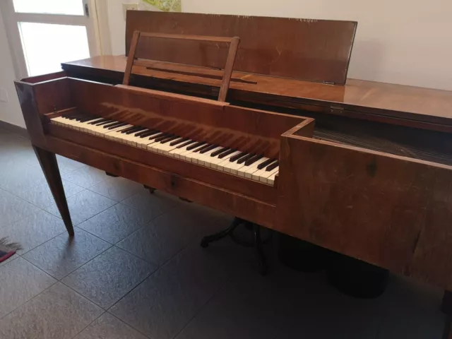 Fortepiano del'700, mobile in buone condizioni, meccanica da ristrutturare. 
