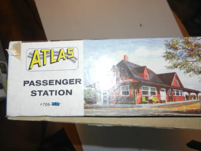 Atlas - Ho Scale - Kit  -  Passenger Station   #  706