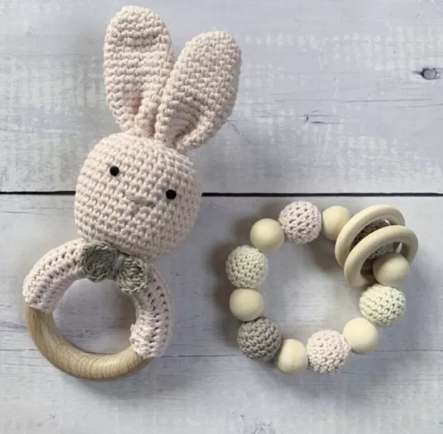 Beißring Rassel Hase Hasenrassel Set gehäkelt Holz Baumolle rosa Baby Set