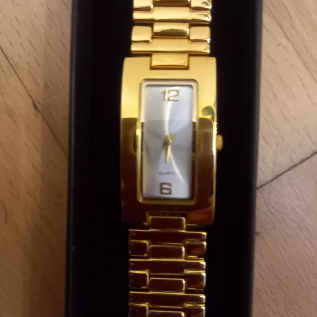 Sehr schöne Armbanduhr für die Damen in Edelmetall Farbe in gold und gebraucht
