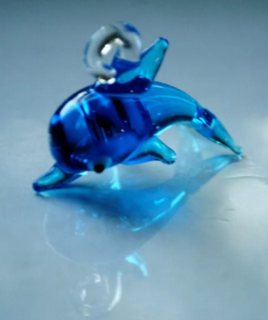 Delfin aus Glas..Tierfigur mit Oese , Anhänger, Geschenk...Blau...H: 2 x L: 3 cm