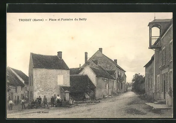 CPA Troissy, Place et Fontaine du Bailly, vue partielle